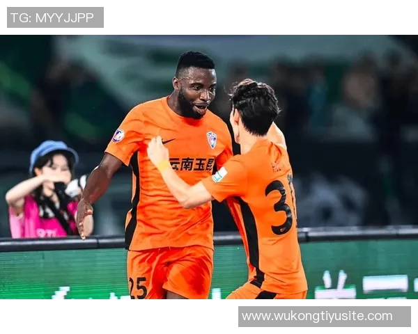 后场防守失误致命奥斯卡助攻侯永永头球破门泰山队暂时落后玉昆队